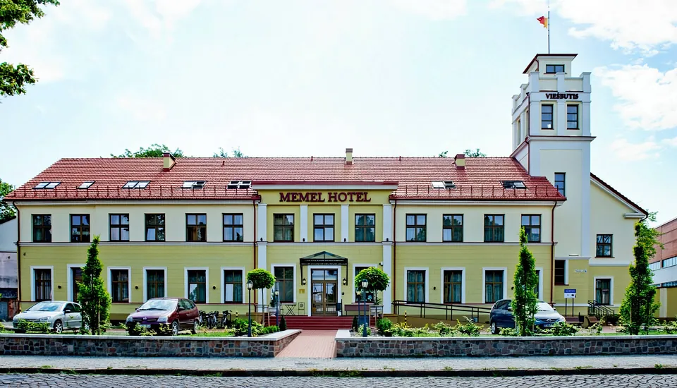 Memel Hotel fasadas su bokšteliu Klaipėdoje